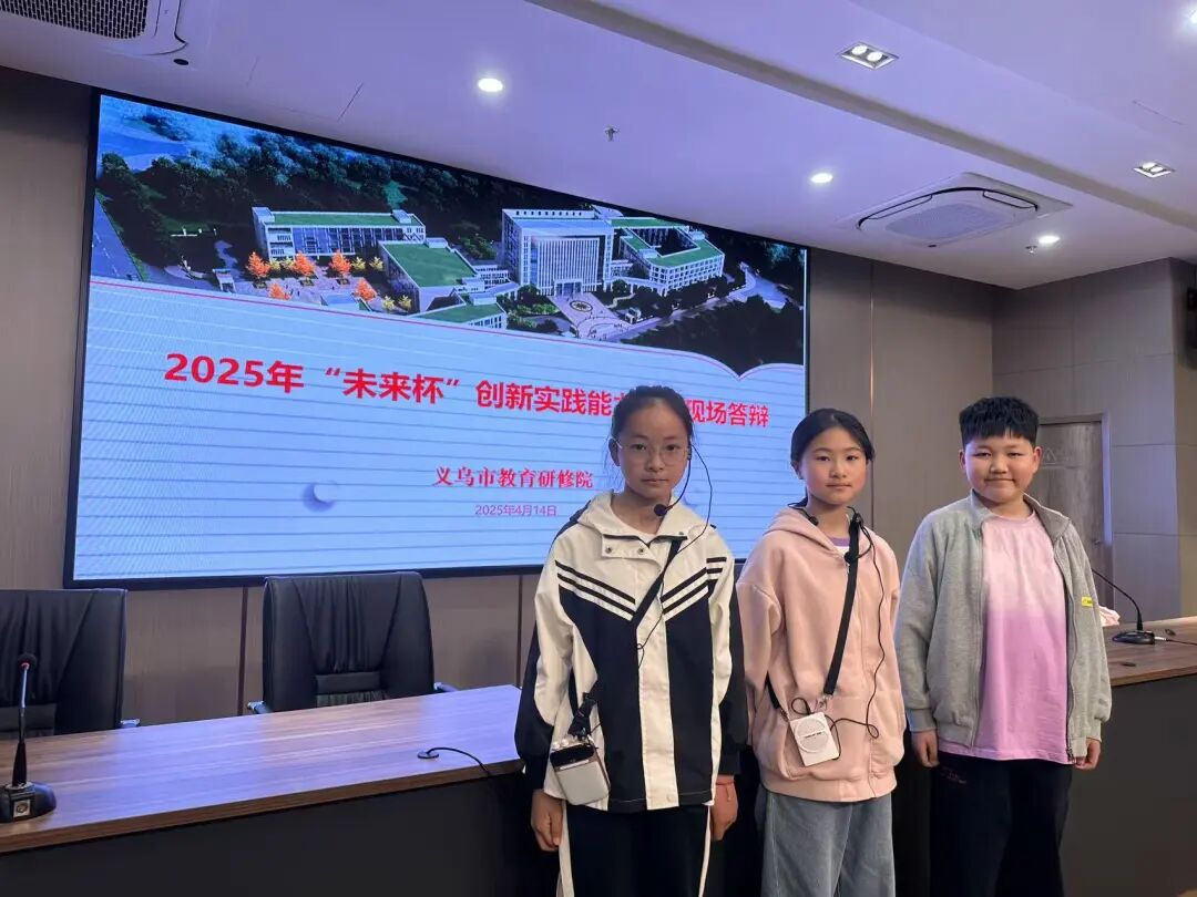 学员佩戴讲解设备答辩