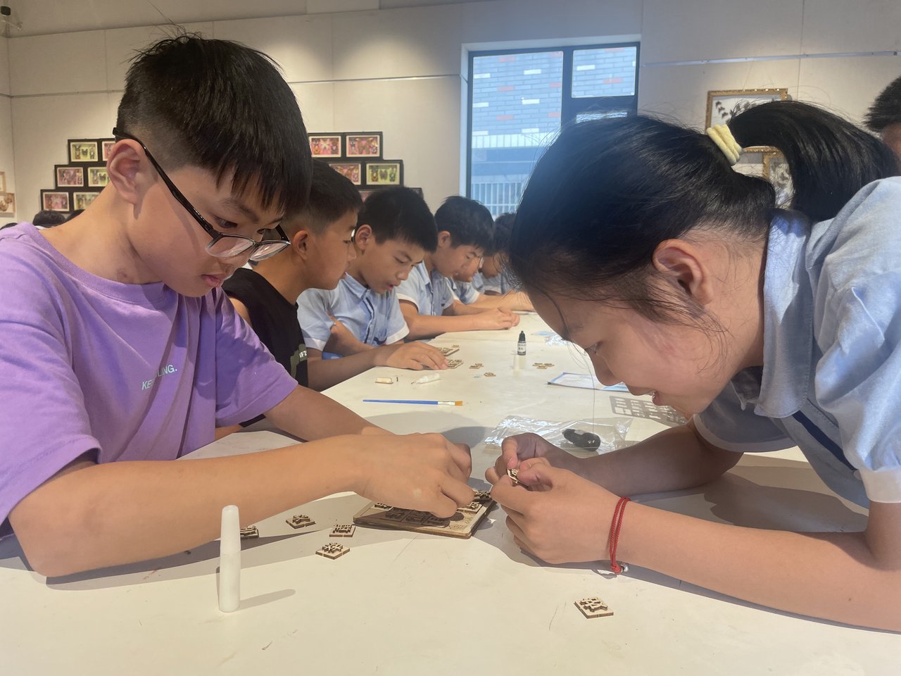 学生动手拼装木质模型