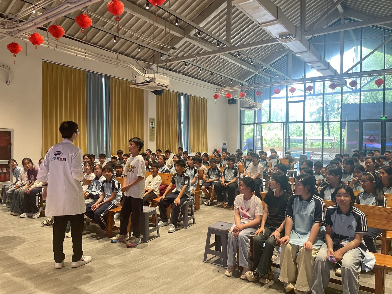 课堂互动：学生起身发言