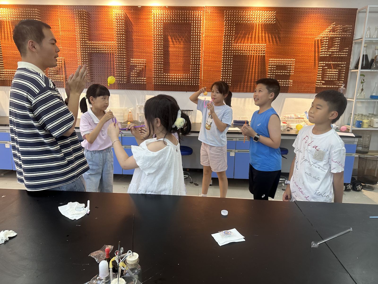 实物元素周期表 · 气体元素小实验